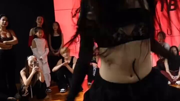 การเคลื่อนไหวของกล้องนี้ทำให้ฉันรู้สึกเหมือนกำลังชมภาพยนตร์อเมริกันยุคแรกๆ เรื่อง “Till The World En