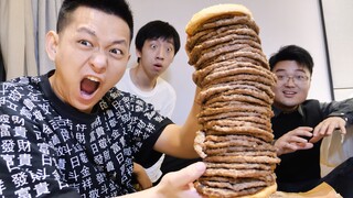 挑战五十层肉饼的巨型汉堡！三个吃播能够挑战成功吗？