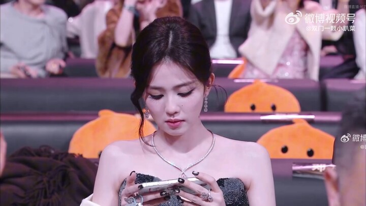 Bai Lu’s on-site straight-shot exclusive—she even holds her phone sideways and leans in to listen th