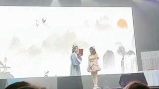 🐏: À~ Mình ngã rồi, mình cần Axin hôn mình để đứng dậy~