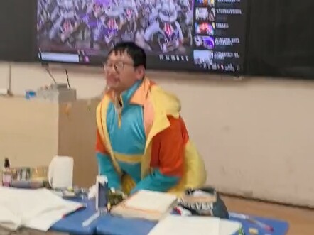 بقي عشر دقائق فقط على انتهاء حصة الفيزياء، مرهق جدًا ومفاجئ جدًا، ما قدرت أرقص كويس.