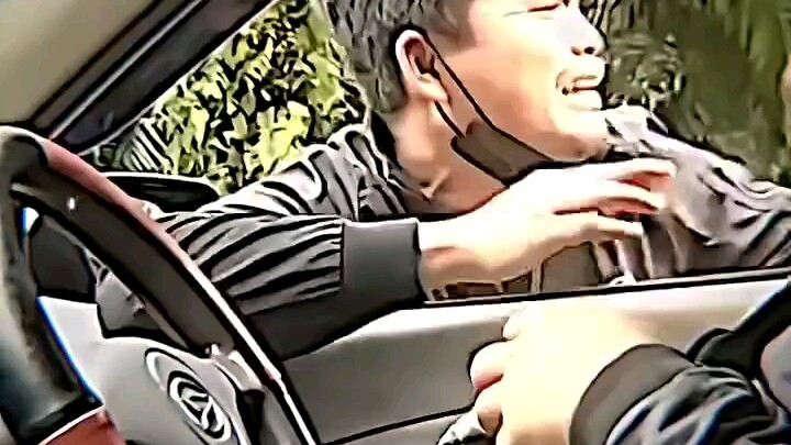 Aku tetap suka sikapmu yang keras kepala dan tak terkendali, ganteng banget!