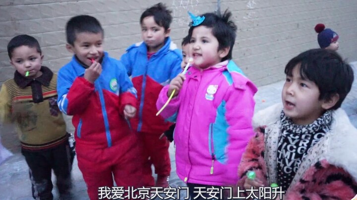 ในสายตาของเด็กๆ ในซินเจียง ประเทศบ้านเกิดจะเป็นเช่นไร? พวกเขาใช้เสียงเพลงบรรยายให้คุณเห็น!