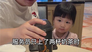 Baby: Minum teh susu dengan kemampuanku sendiri