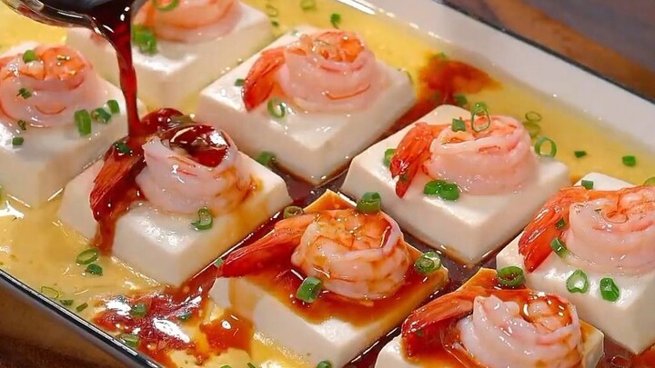 ضَعِ الجمبري الكبير في التوفو واطهِه على البخار — النتيجة بعد إخراجه من القدر لذيذة للغاية!