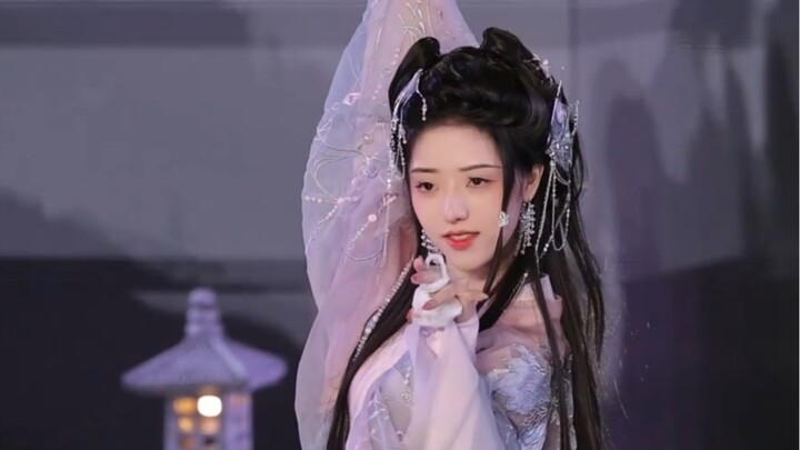 Phiên bản Hán phục của Lương Tông
