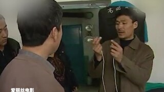他可以徒手摸电门，220V的电压过他手直接点亮灯泡