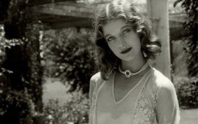 ความงามที่นักแปลเชกสเปียร์ในสาธารณรัฐจีนยกย่องว่า "น่ารับประทาน" | Loretta Young x Ylang Ylang