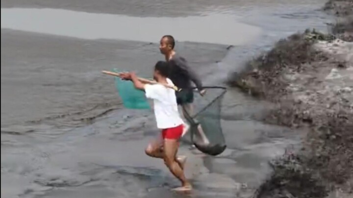 في هذه اللحظة، صدقت أخيرًا أن البنطال الأحمر يمكنه جلب الحظ الجيد للشخص