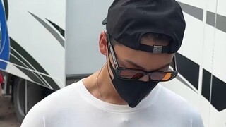 女生拿“古早”合照找陈伟霆签名，下一秒就被陈伟霆的反应温暖到