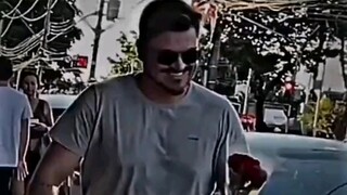 Mungkin seumur hidup seorang pria, hanya saat upacara pemakaman lah ia menerima bunga...