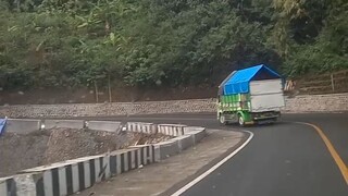 Traveller wajib coba| Jalan Indah Disisi Gunung Ciremai dalam keadaan rusak