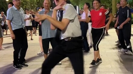 一套动作下来 成为广场舞里的现眼包！