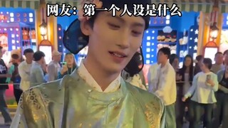 “后续来了，姐姐真的蛮漂亮便宜这些男人了”女生大大方方和NPC互动 ，网友：所以第一个人设是？