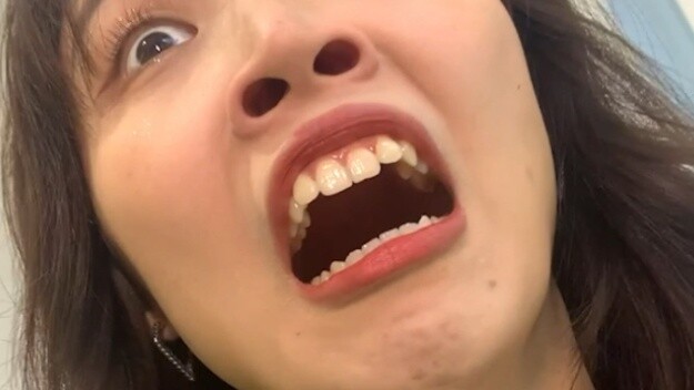 Cô con gái đã lợi dụng lúc mẹ vắng nhà!!