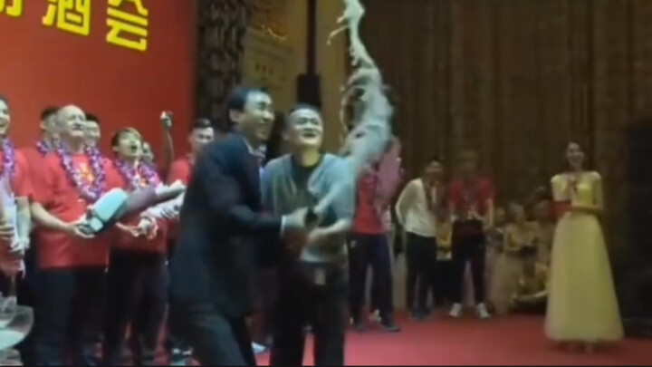 In 2015, Evergrande clinched the championship, and Jack Ma along with Xu Jiayin celebrated on the sp