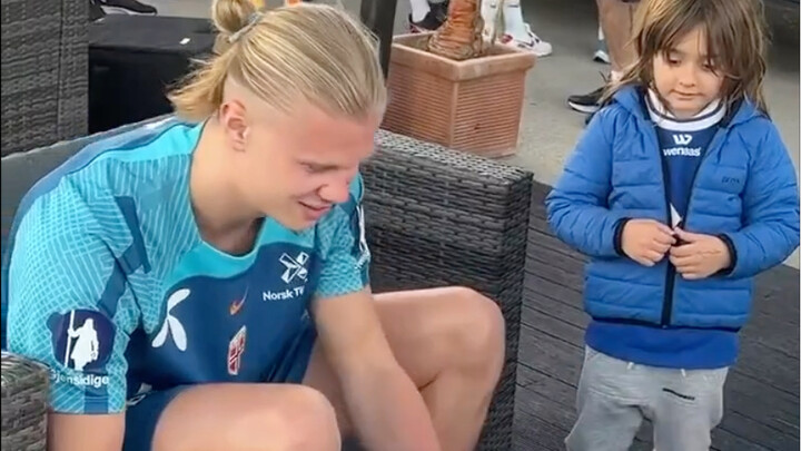【Haaland】 Before signing autographs for the kids back with the national team, Haaland makes sure to 