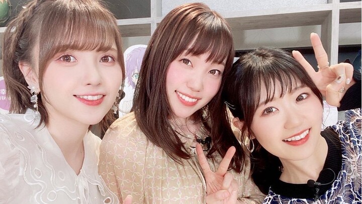 Obara, Higashiyama, dan Kikuchi menari bersama lagu pembuka "Perjanjian Pernikahan Cuckoo"