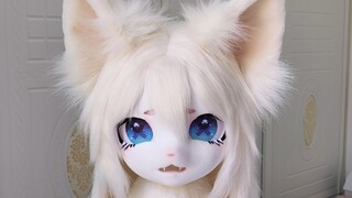 Kucing bulu panjang (kig fursuit) yang dingin dan melankolis buatan sendiri