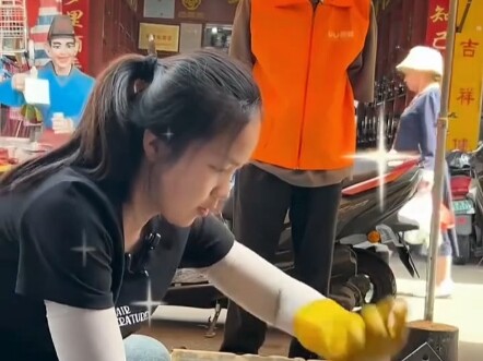 Sepuluh tahun menjual ikan tanpa seorang pun mengetahuinya, namun begitu memegang pisau bunga, selur
