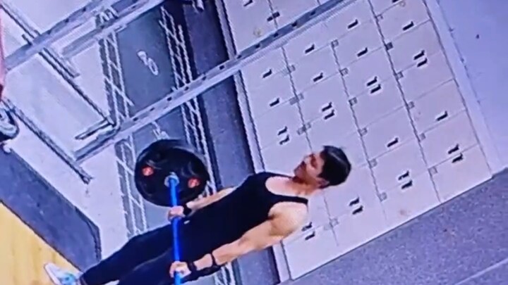 ชายคนหนึ่งกำลังออกกำลังกายด้วยเชือกดึง จู่ๆ เชือกก็ขาดทันที ทำให้เขาหมุนกลิ้งไปข้างหลังชนกับผนัง ชาว