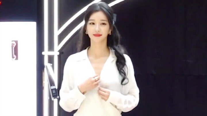 Thấy một bình luận mà cười muốn chết: “Seo Ye Ji tái xuất trông như Dương Tử bị chỉnh ảnh quá đà”