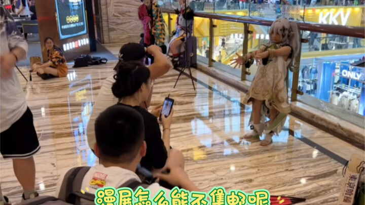 Tham gia hội chợ anime sao có thể không sưu tầm tem được chứ? Huống chi là một Tiểu Thảo Thần đáng y