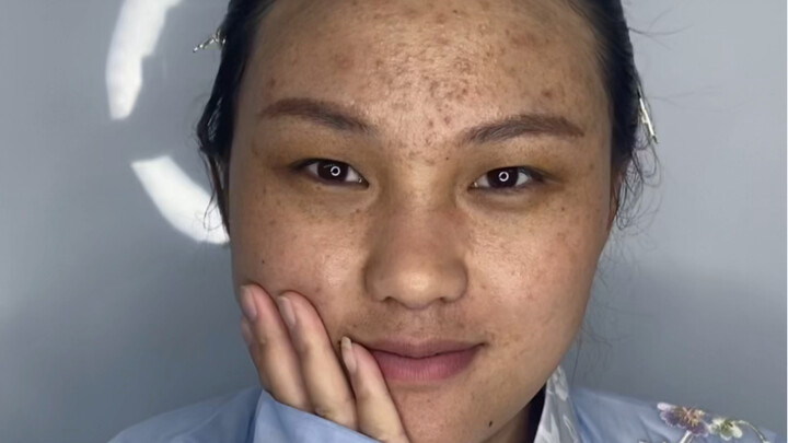 Merias 12 perempuan, bertekad merias setiap orang biasa dengan sempurna—mereka semua adalah murid, t