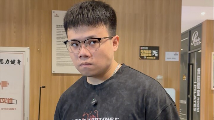 Kiểu anh chàng cô đơn này vào phòng gym chỉ thích lập bè phái.