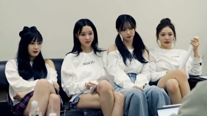 Status rapat empat ibu tiri benar-benar mirip aku—empat orang, empat warna khas!