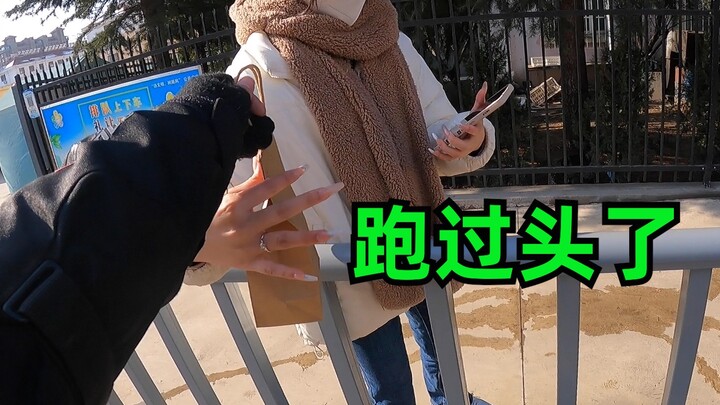 小姐姐：我在你旁边！外卖小哥：哪呢？