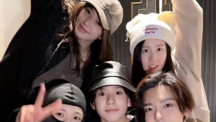 【Chen Duling】She’s filming another video with the cast and crew of “Dreams Return, Parting Ways”! 23