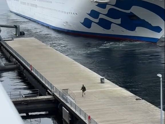 他的游轮离开了他！人生的大起大落实在是太刺激了