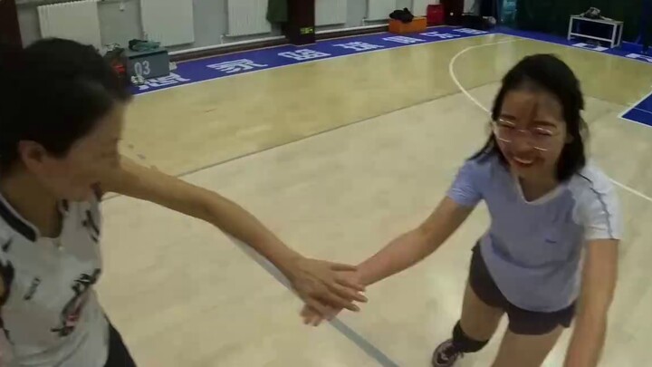 [Volleyball first-person perspective] Because the ball has not yet landed