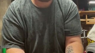 老哥想救一只松鼠，中途发现还有一只...这可怎么办，只能大眼瞪小眼了！