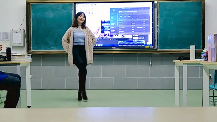[Dance]Physics teacher dance in the classroom|ごくらくじょうど