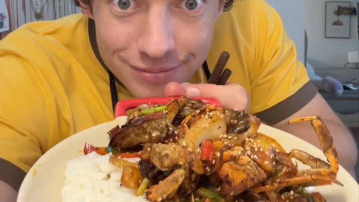 جاري أهداني كيسًا من السلطعون.