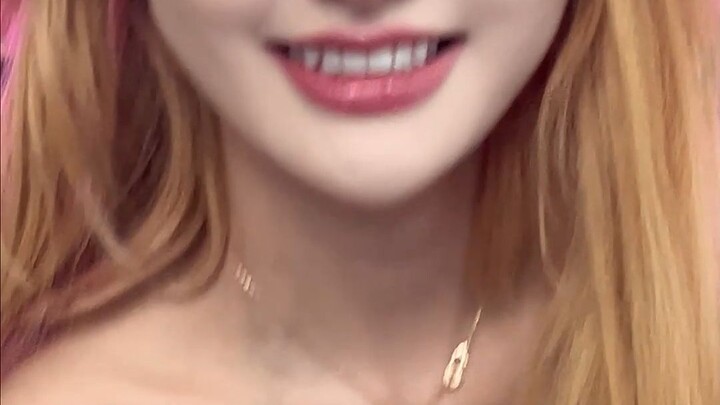 Đi quán nữ hầu gặp người quen trên mạng cùng bạn bè thì cảm giác thế nào nhỉ?