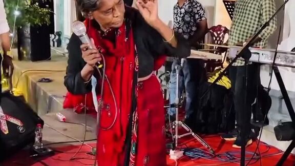 একজন বৃধ্য মহিলার গান