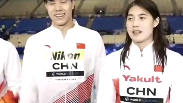 لا، فريق السباحة كله مهرّجون!