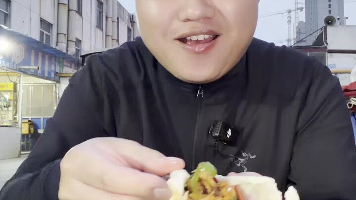Di pasar tradisional Linyi, Shandong, saya makan di warung sederhana yang menyajikan masakan rumahan