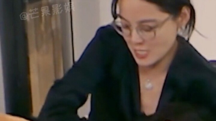 What a poor fool Xin Zhilei is—Zhao Zhaoyi made her kiss her feet, and Hu Xianxu made her give him a