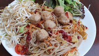 ตำมั่วซั่วข้าวปุ้นลูกชิ้นยักษ์ใหญ่เผ็ดแซ่บสะเดิดจริงๆ Spicy Rice Noodles With Pork Balls