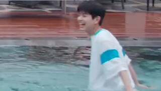 【Stray Kids/金昇玟】超可爱短毛小狗玩水实录