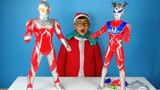 Ozawa mở hộp đồ chơi Ultraman Ziro, người bán cũng gửi thẻ và mặt nạ Ultraman, cũng như đồ chơi phón