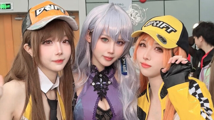 Oh no, I’m surrounded by little oranges at the cosplay convention?!