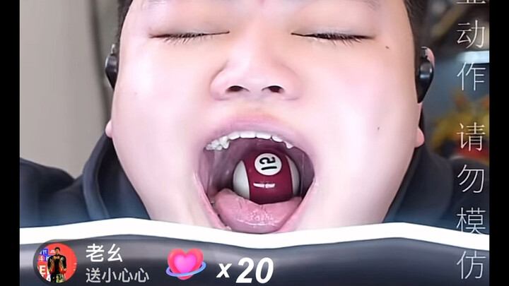 Làm sao mà nuốt cả chục quả bi-a vào bụng rồi lại nôn ra được vậy? Nhìn mà thấy đau đớn quá!