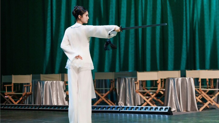 剑舞倩影，致敬经典，感恩张导。【中国电影导演之夜·张慧雯】从舞者到演员，不忘初心，踏实前行。