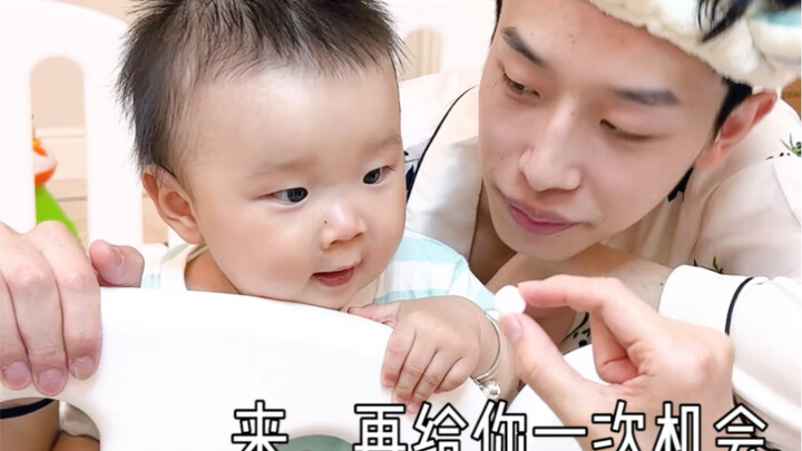 Hahaha! The little foodie is calling mom!