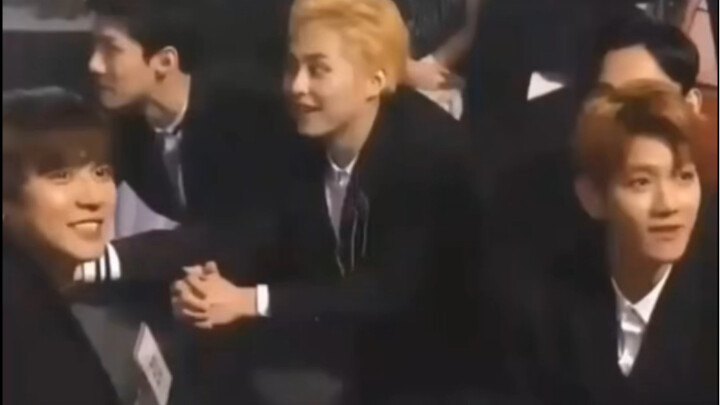 【EXO】Director: They’re all my lifesavers when the mood gets awkward!